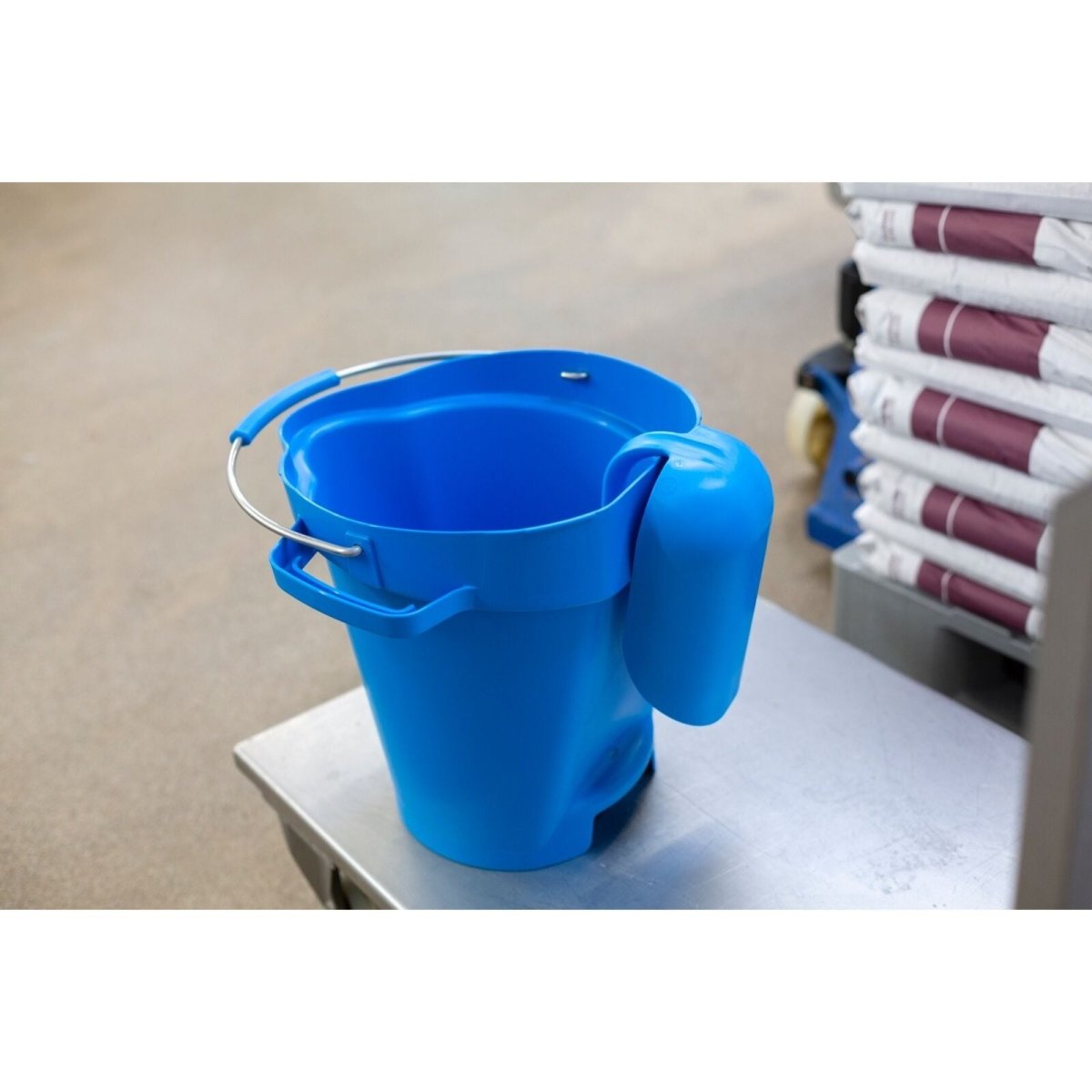 Vikan Ergonomic Feed Scoop 2L – Hygienic Food Grade Stable & Equestrian Tool (Colour Options) - Auto Rae-Chem