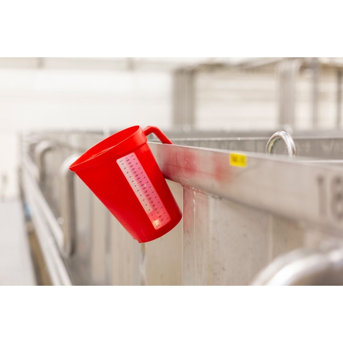 Vikan Measuring jug, 2 Litre, Choice of colour - Auto Rae-Chem