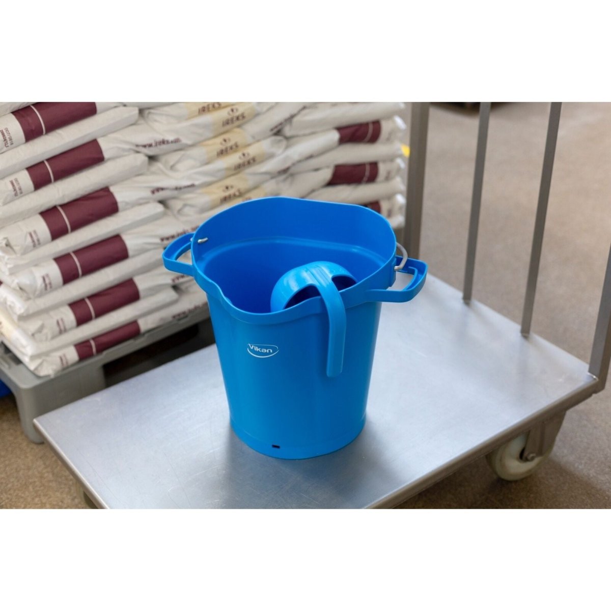 Vikan Ergonomic Feed Scoop 2L – Hygienic Food Grade Stable & Equestrian Tool (Colour Options) - Auto Rae-Chem