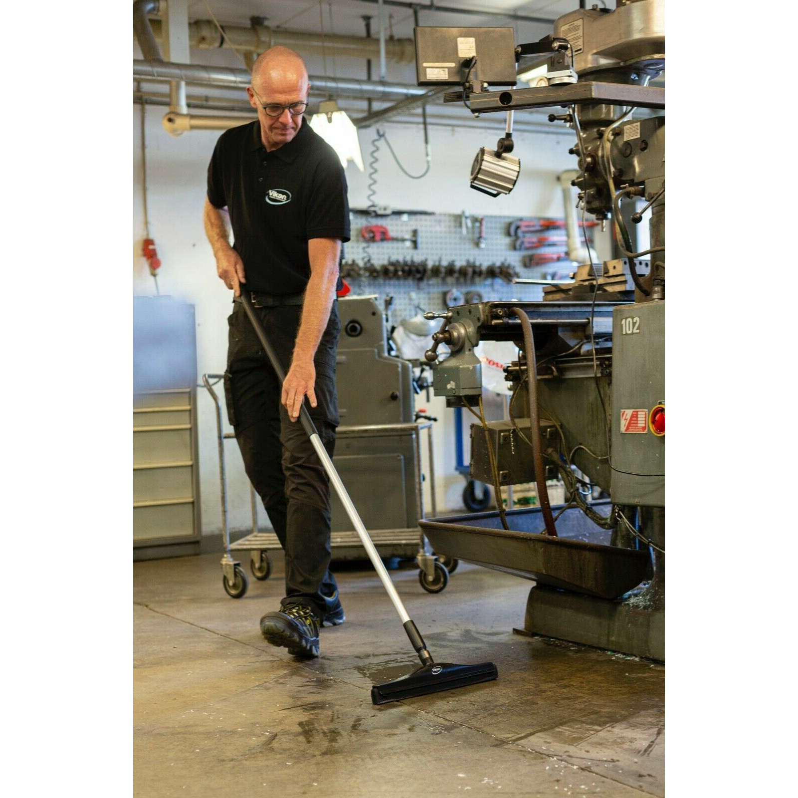 Vikan Floor Squeegee 400mm Black - View 3 | Auto Rae-Chem
