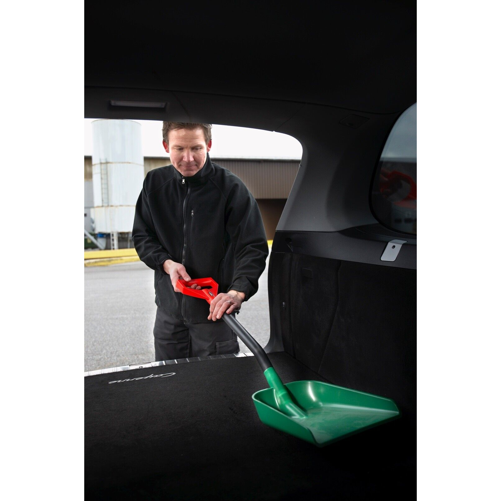 Vikan Shovel Lightweight Strong Durable ADR Hazardous Goods Spillage - View 3 | Auto Rae-Chem