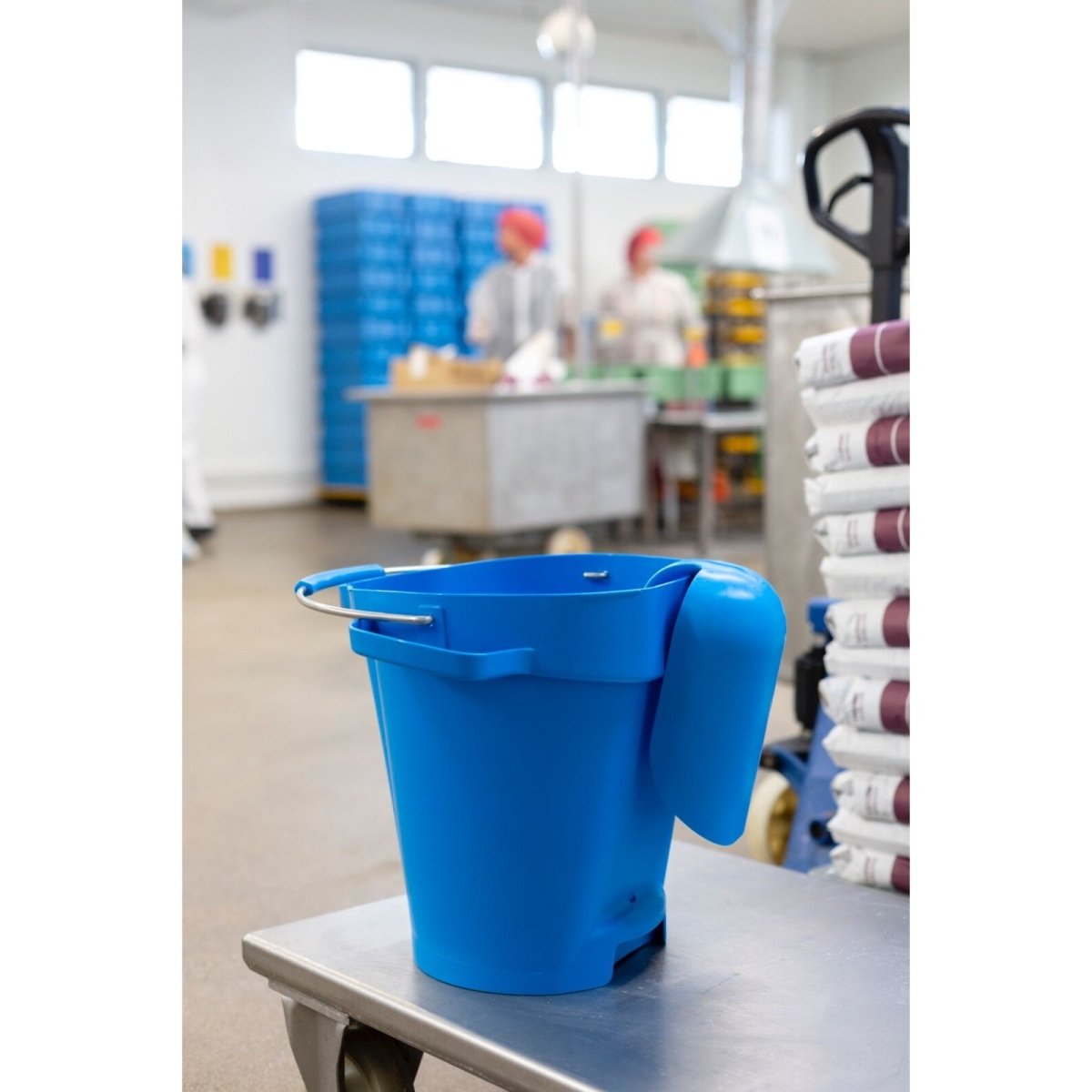 Vikan Ergonomic Feed Scoop 2L – Hygienic Food Grade Stable & Equestrian Tool (Colour Options) - Auto Rae-Chem