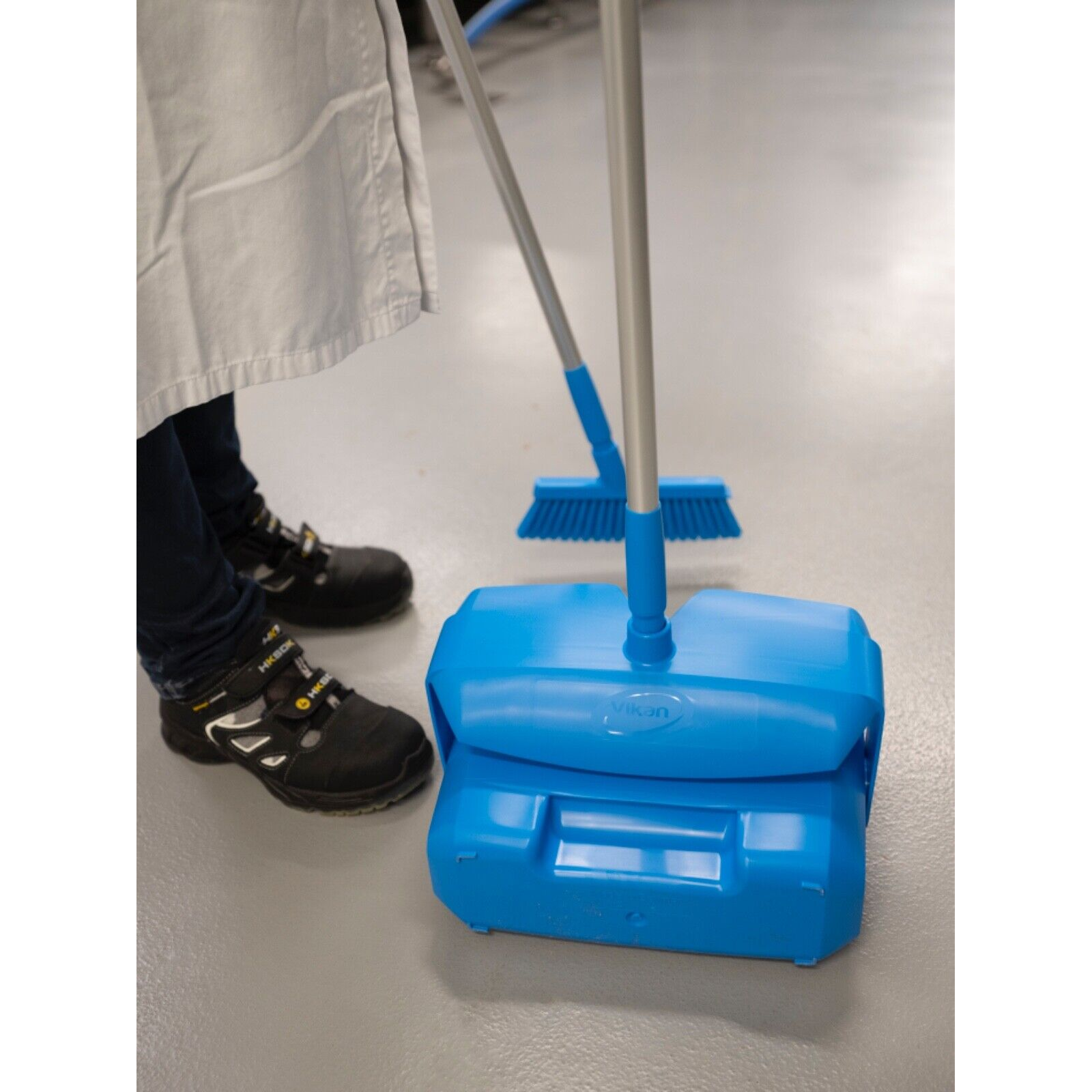 Vikan 56653 Dustpan set, closable with broom, 350 mm, Medium, Blue - View 10 | Auto Rae-Chem