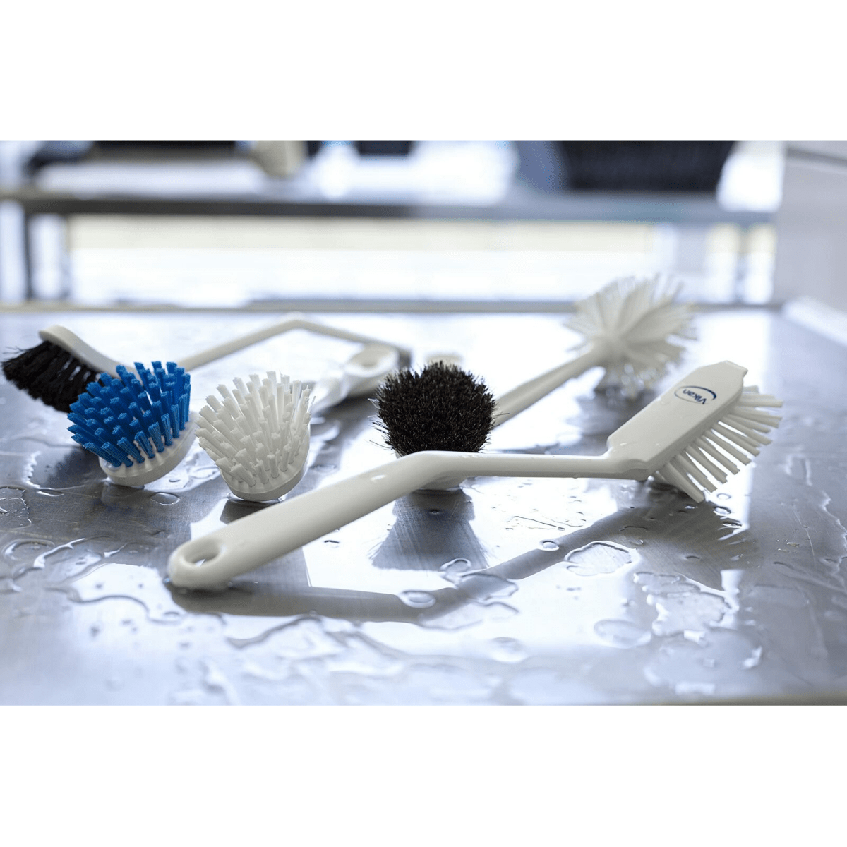Vikan Ø3.5" One-Piece Pipe Brush- Medium/Stiff, Red - Auto Rae-Chem
